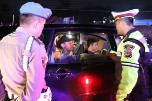 Penyekatan Massa People Power Polisi Menggelar Razia di Jalur Utama Kabupaten Garut dan Tasikmalaya