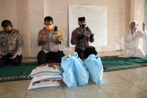 Tim Jumat Barokah Polda Banten Bagikan Puluhan Paket Sembako Ke Pondok Pesantren Baitul Qur'an